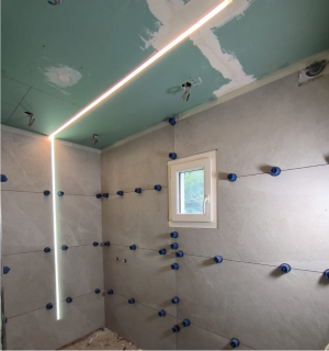 Modernisation électrique dans une salle de bain résidentielle : lumière et modernité à l&rsquo;honneur