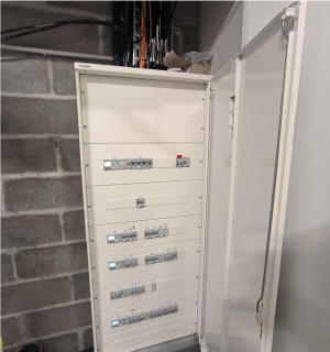 Le cœur de l&rsquo;énergie : installation du panneau électrique principal dans un magasin commercial